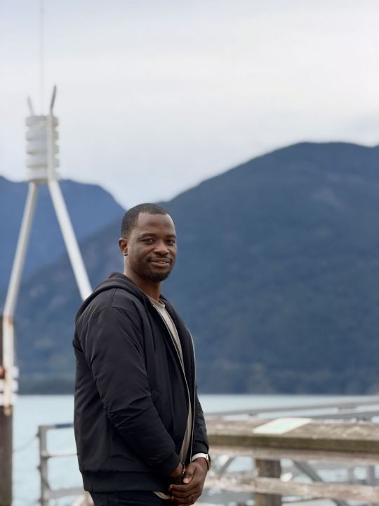 Nas with the mountains behind