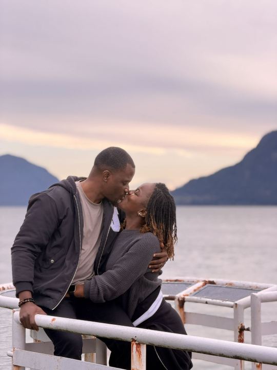 Nas and Praise sharing a kiss on the ferry
